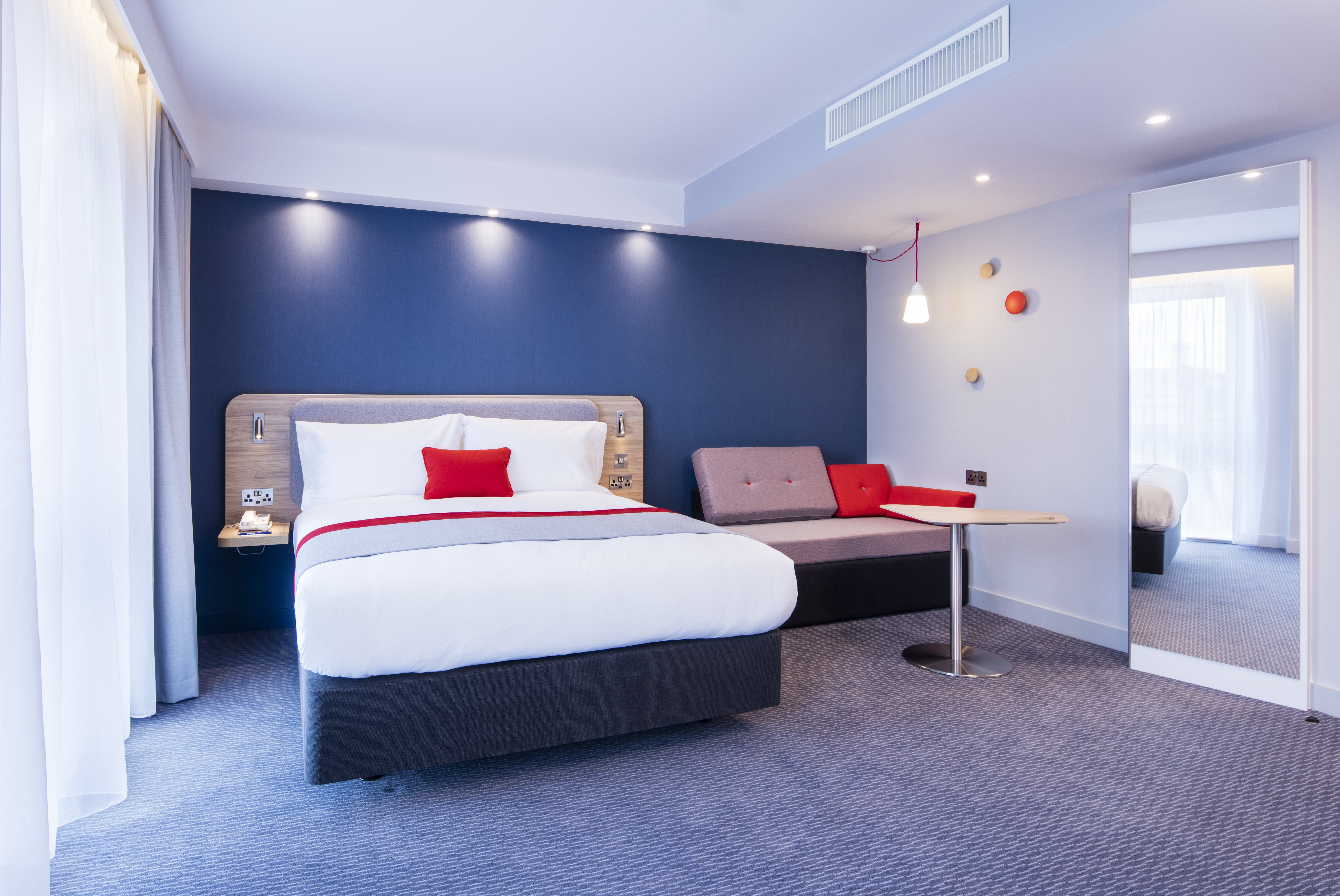 HOLIDAY INN EXPRESS DUBLIN CITY CENTRE 31/71