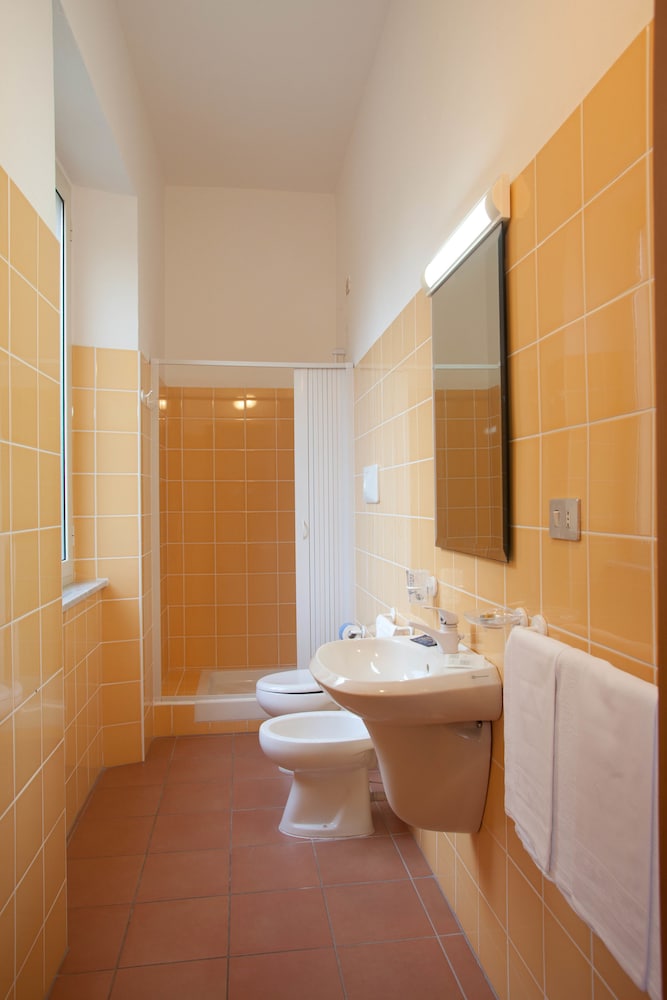 MODERNO HOTEL 7/36