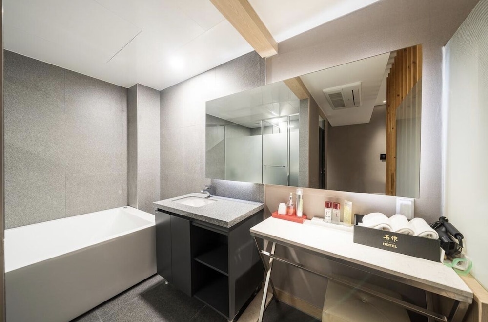 Suwon Station Myeongjak Hotel 54/57