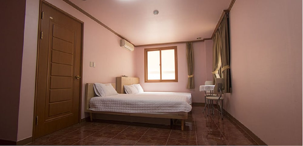 DELUXE, TWIN BEDS