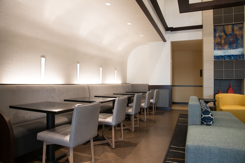Hyatt Place Minneapolis/Eden Prairie 52/68