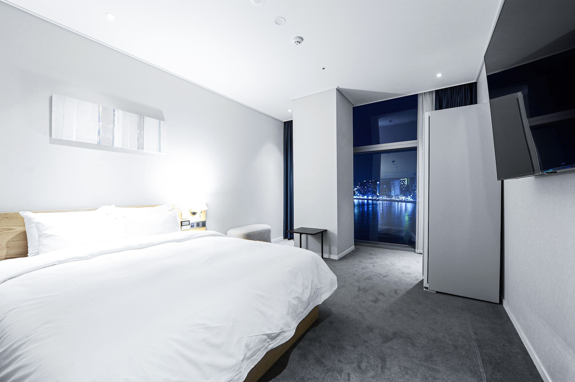 Ocean, Deluxe, Double Bed, The Point Hotel 3/9