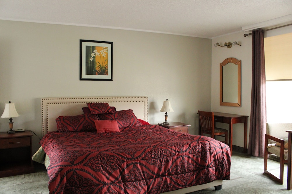 Renovated, Standard, Queen Bed, Bathtub