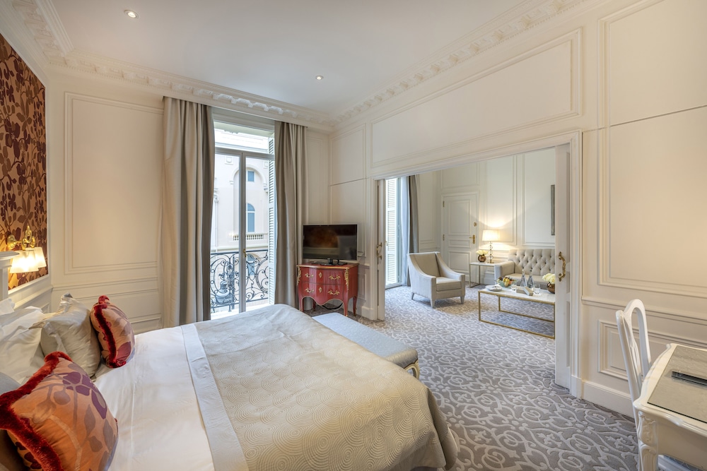 Suite, King Bed, City or Courtyard View