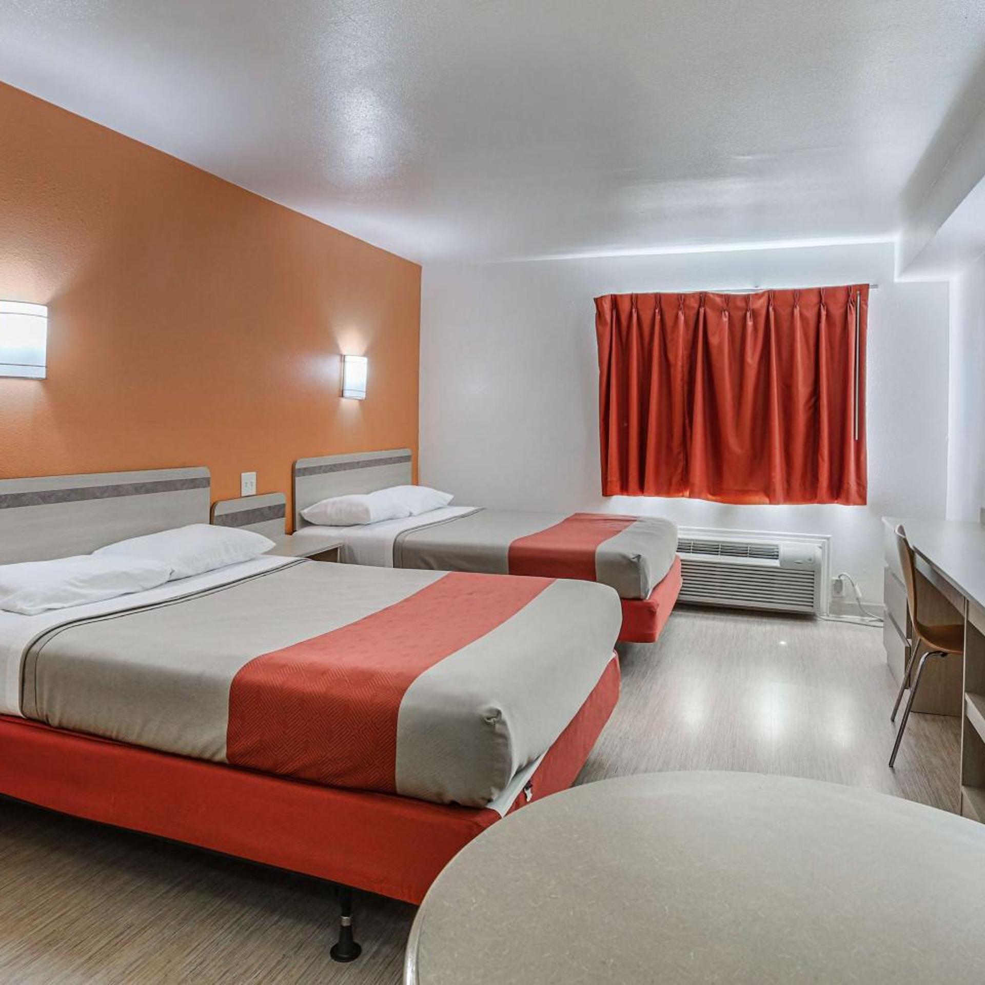 2 Queen Beds - Non-Smoking, Motel6 Pasadena, TX 5/10