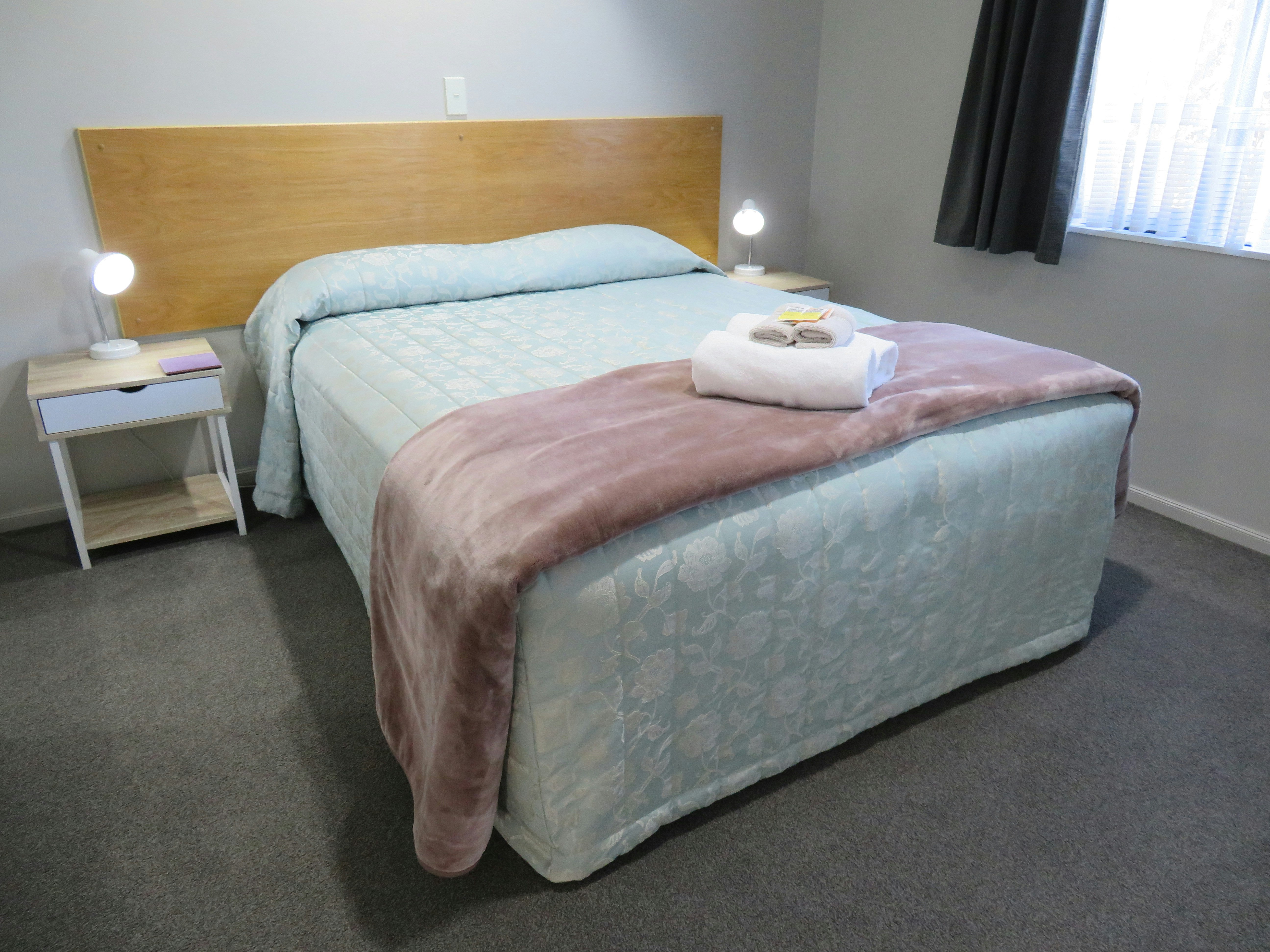Commodore Court Motel 23/76