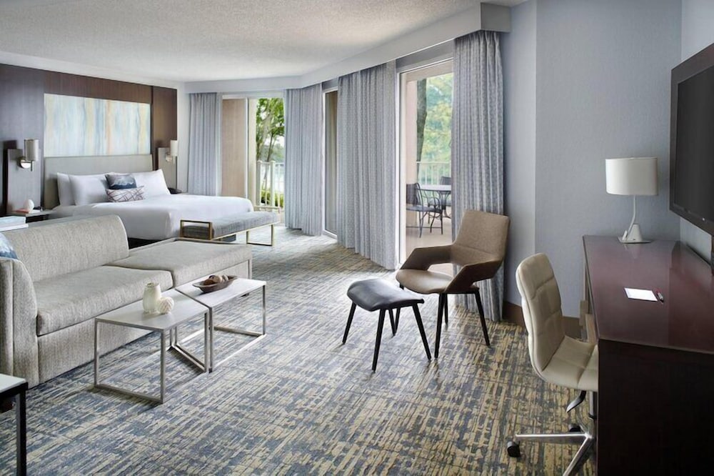 جناح بسرير كينج بإطلالة على البحيرة مع أريكة، Atlanta Evergreen Lakeside Resort 2/4