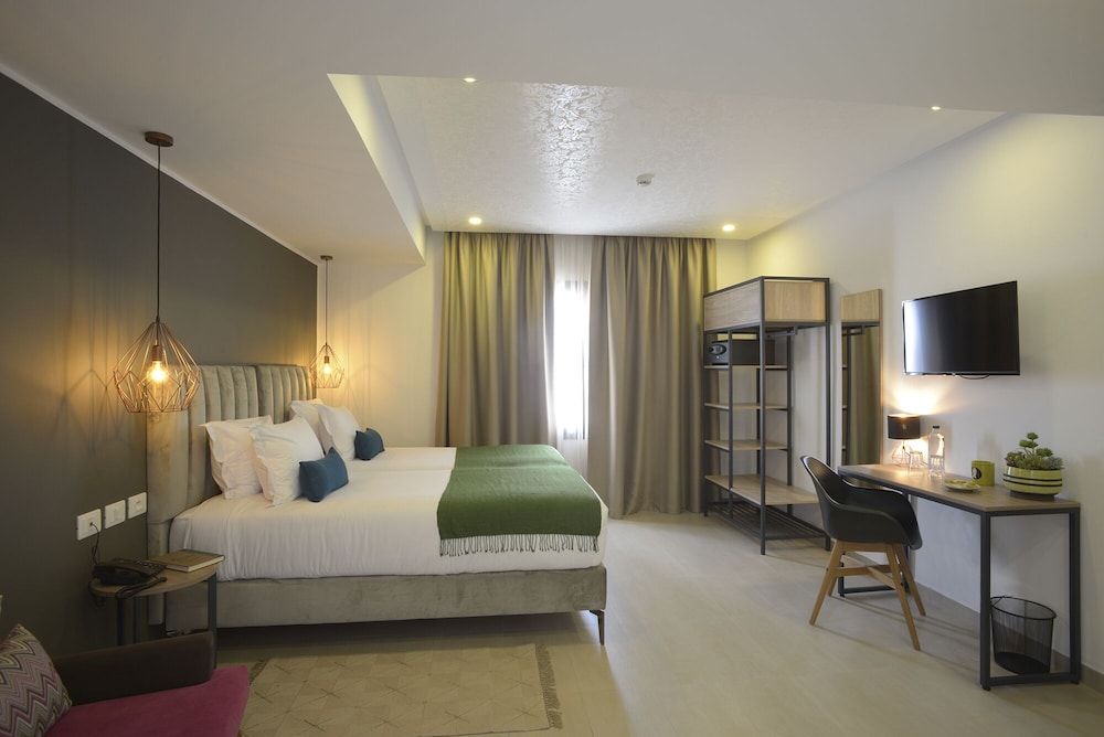 Maia Hotel Suites 6/44