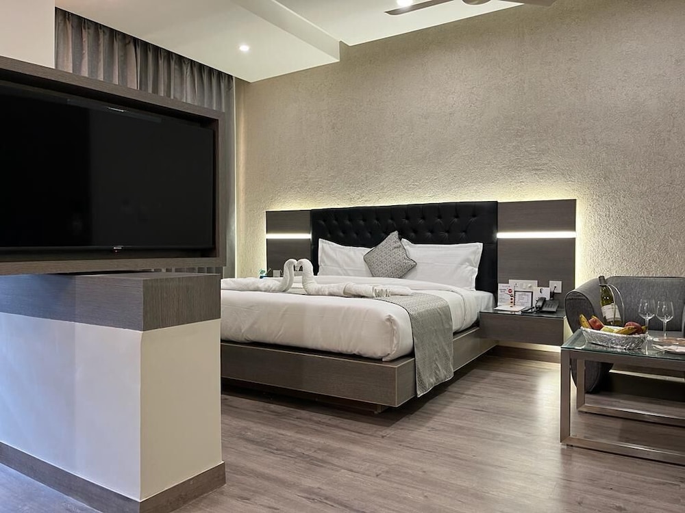 HOTEL RESIDENCY 12/47