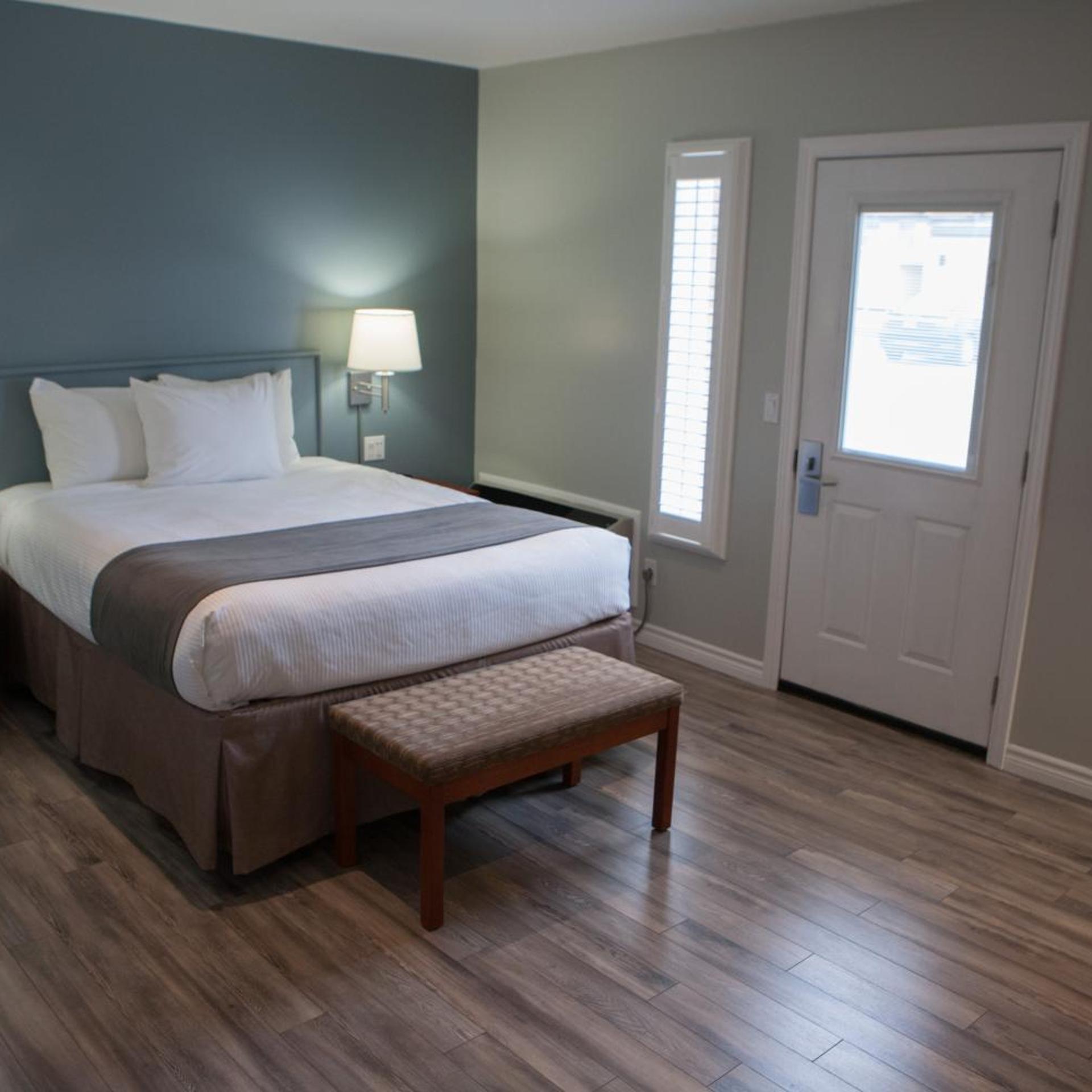 Room, Queen Bed, Street View, Accessible
