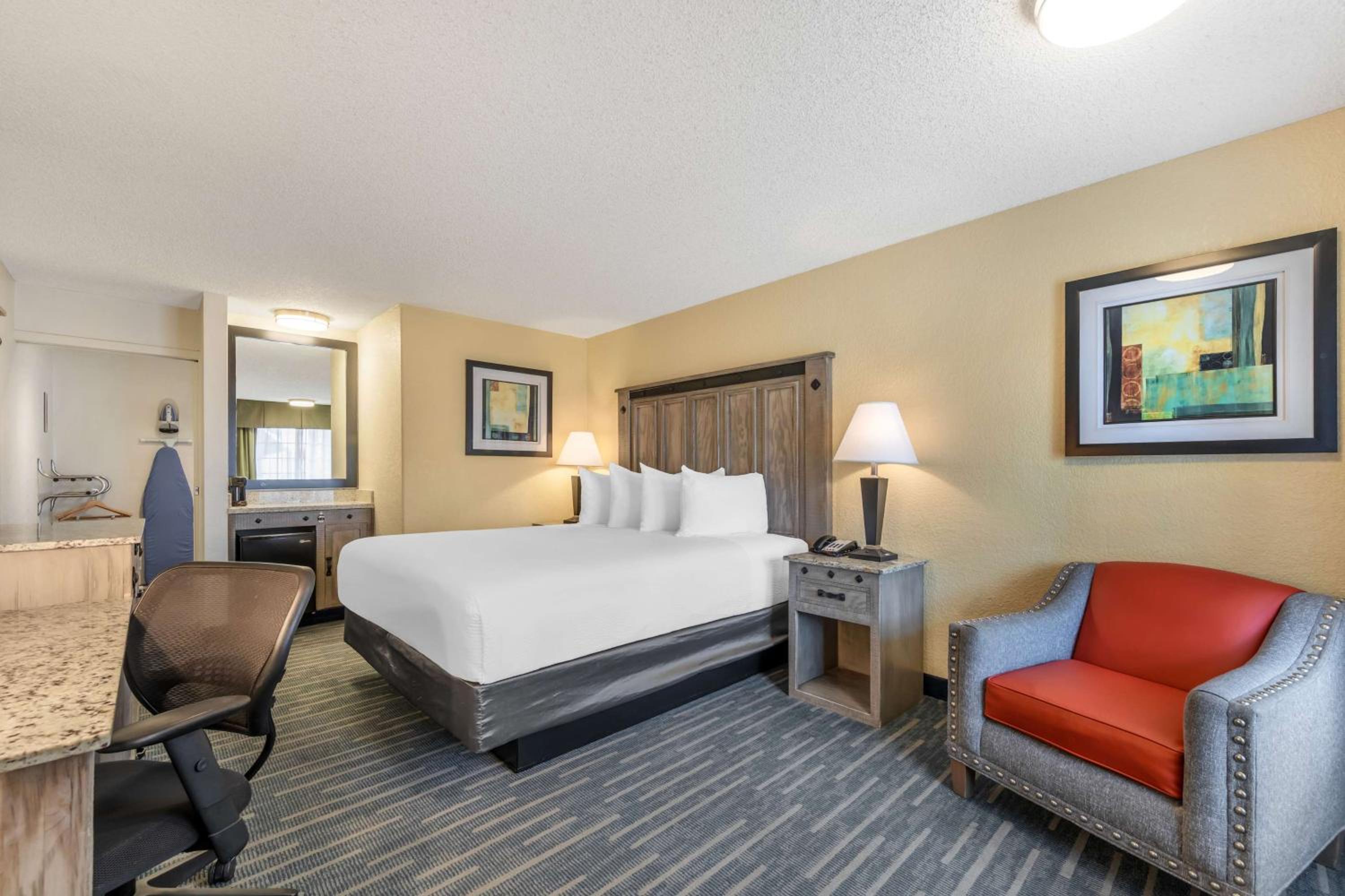 Room, 2 Queen Beds, Bathtub, Accessible