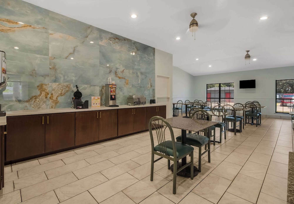Econo Lodge Inn & Suites Fulton Rockport 25/41