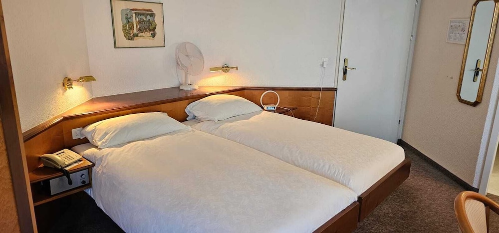 COMFORT, TWIN BEDS, LAKE VIEW, BALCONY