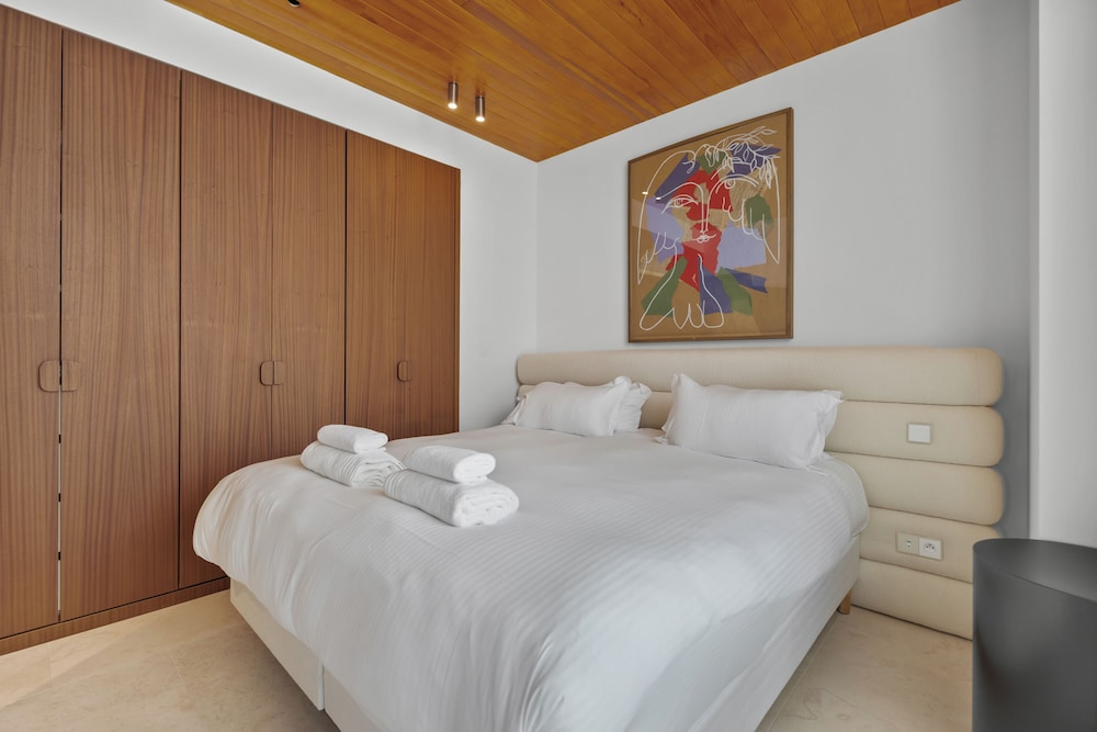 Rose, Villa, 2 Queen Beds, Sofa