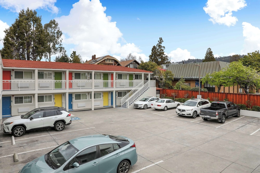 Signature Inn Berkeley 32/50