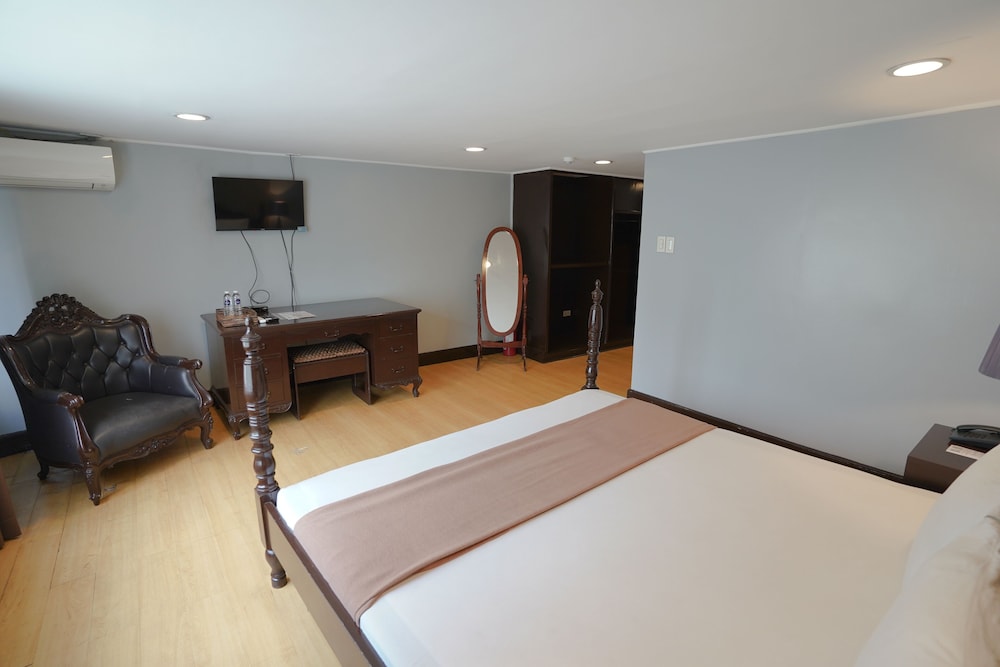 DELUXE, KING BED, CITY VIEW