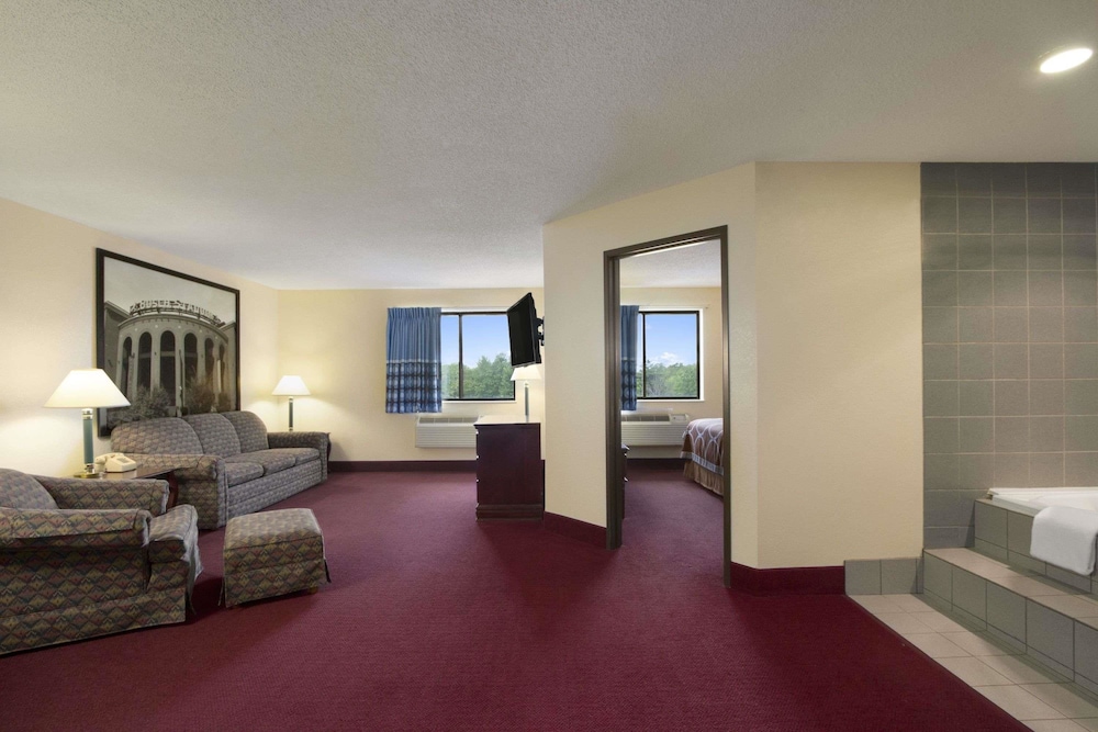 Super 8 by Wyndham Cuba 16/29