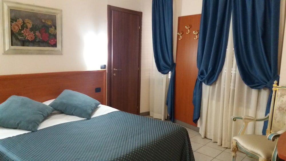 ROOM, SINGLE, DOUBLE BED