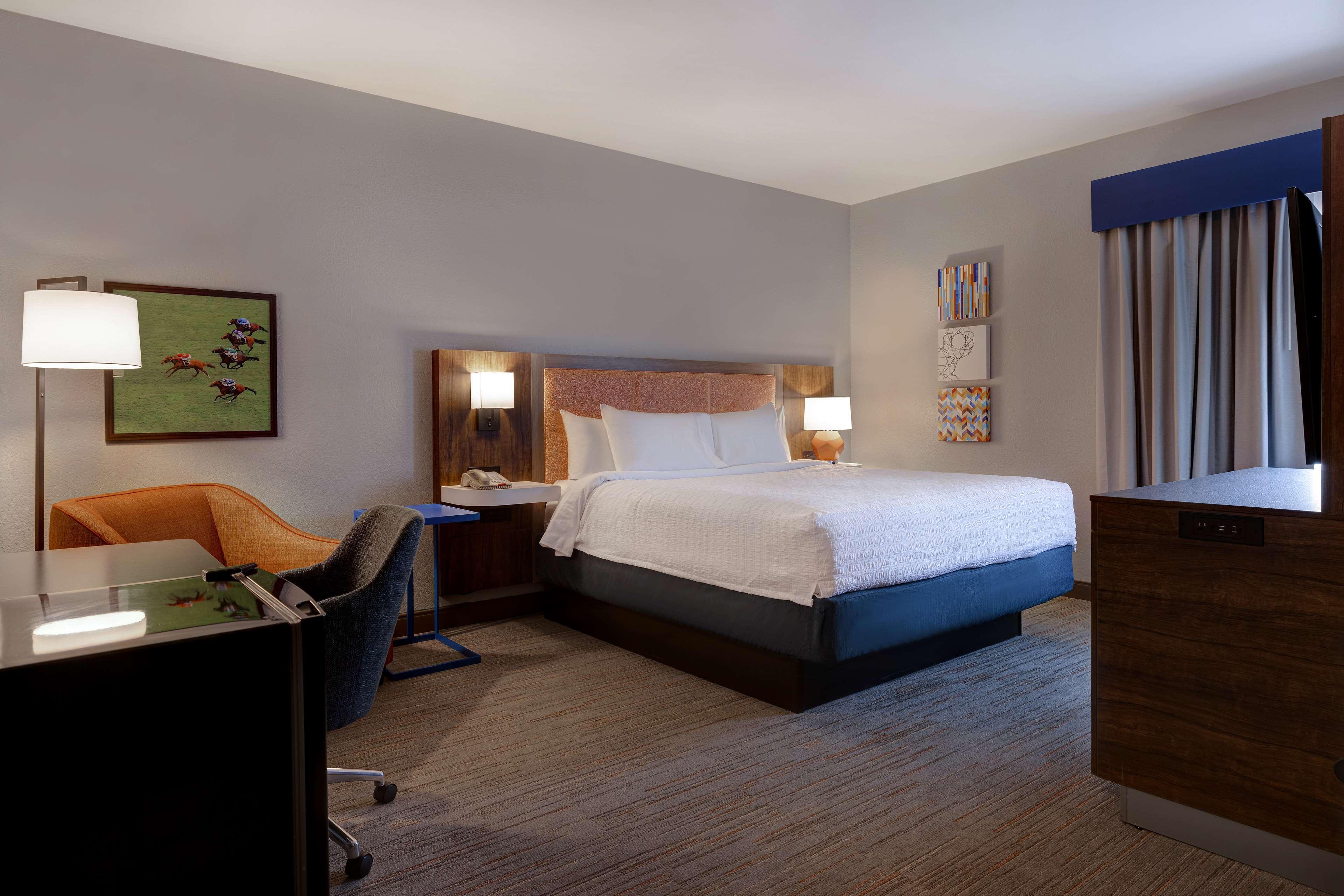 DELUXE, KING BED, JETTED TUB