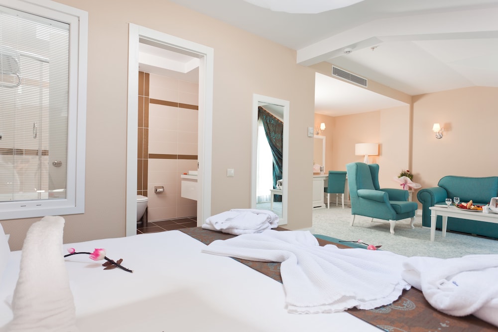 Mercia Hotels Resorts 24/52