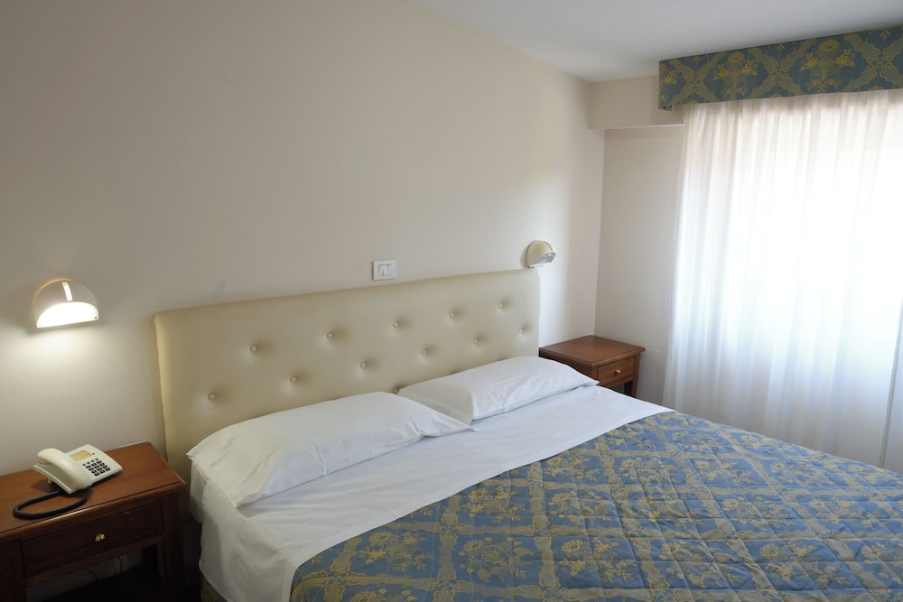 Mondial Park Hotel 11/50