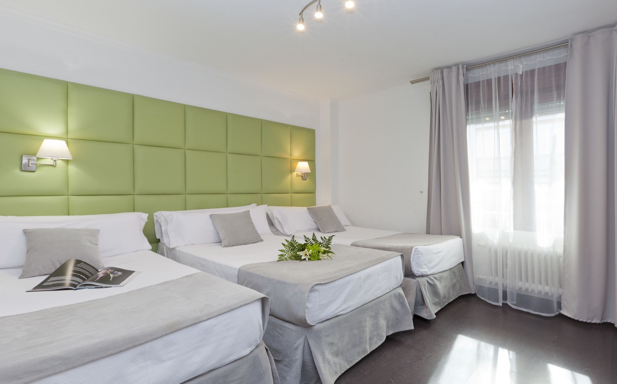 ROOM, QUADRUPLE