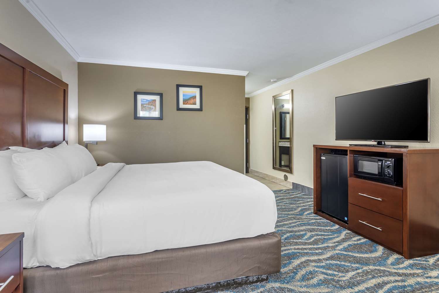 ROOM, KING BED