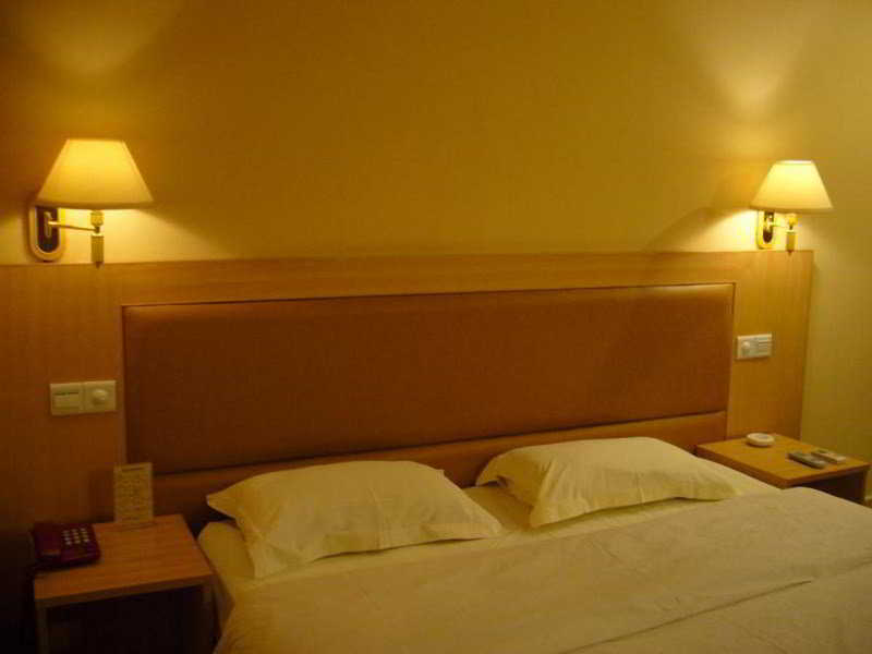 Guangzhou Wings Hotel 12/18