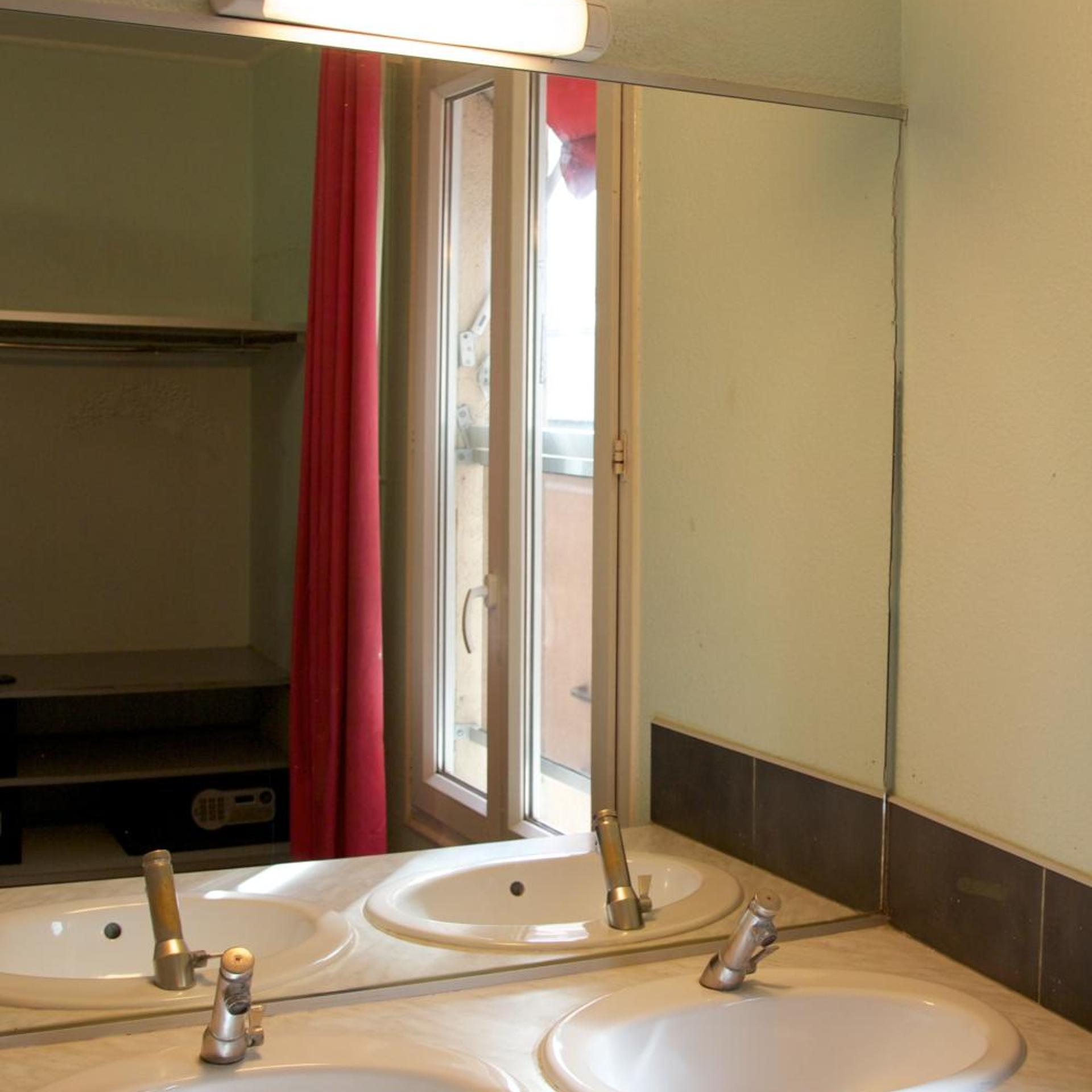Room, Triple, Shared Bathroom, Auberge Internationale Des Jeunes 9/10