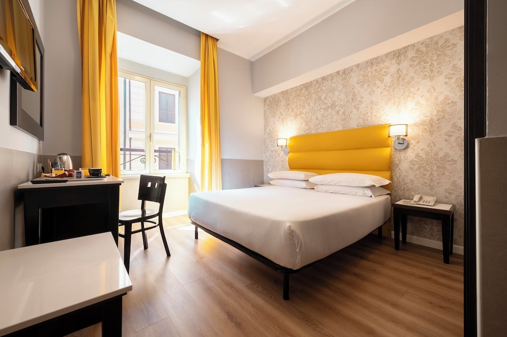 ROOM, DOUBLE OR TWIN BED