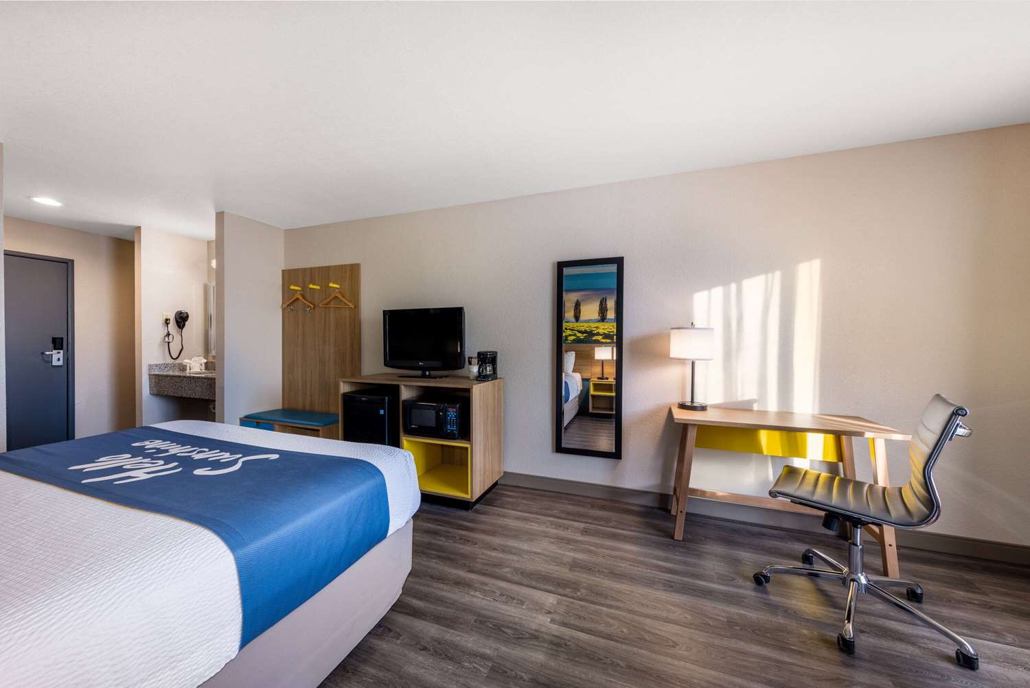 Days Inn by Wyndham Lathrop 14/37