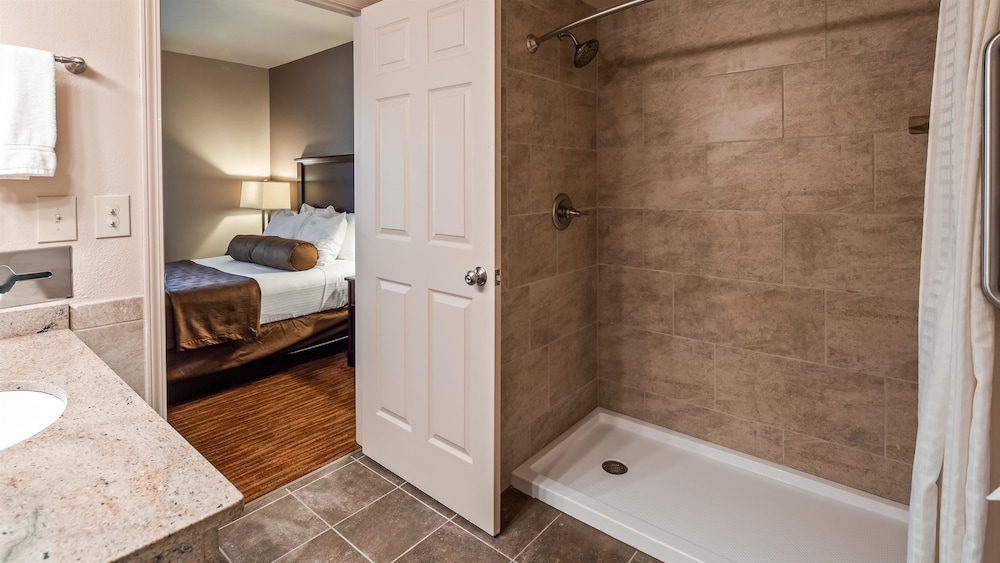 Best Western Plus Concord Inn 33/75