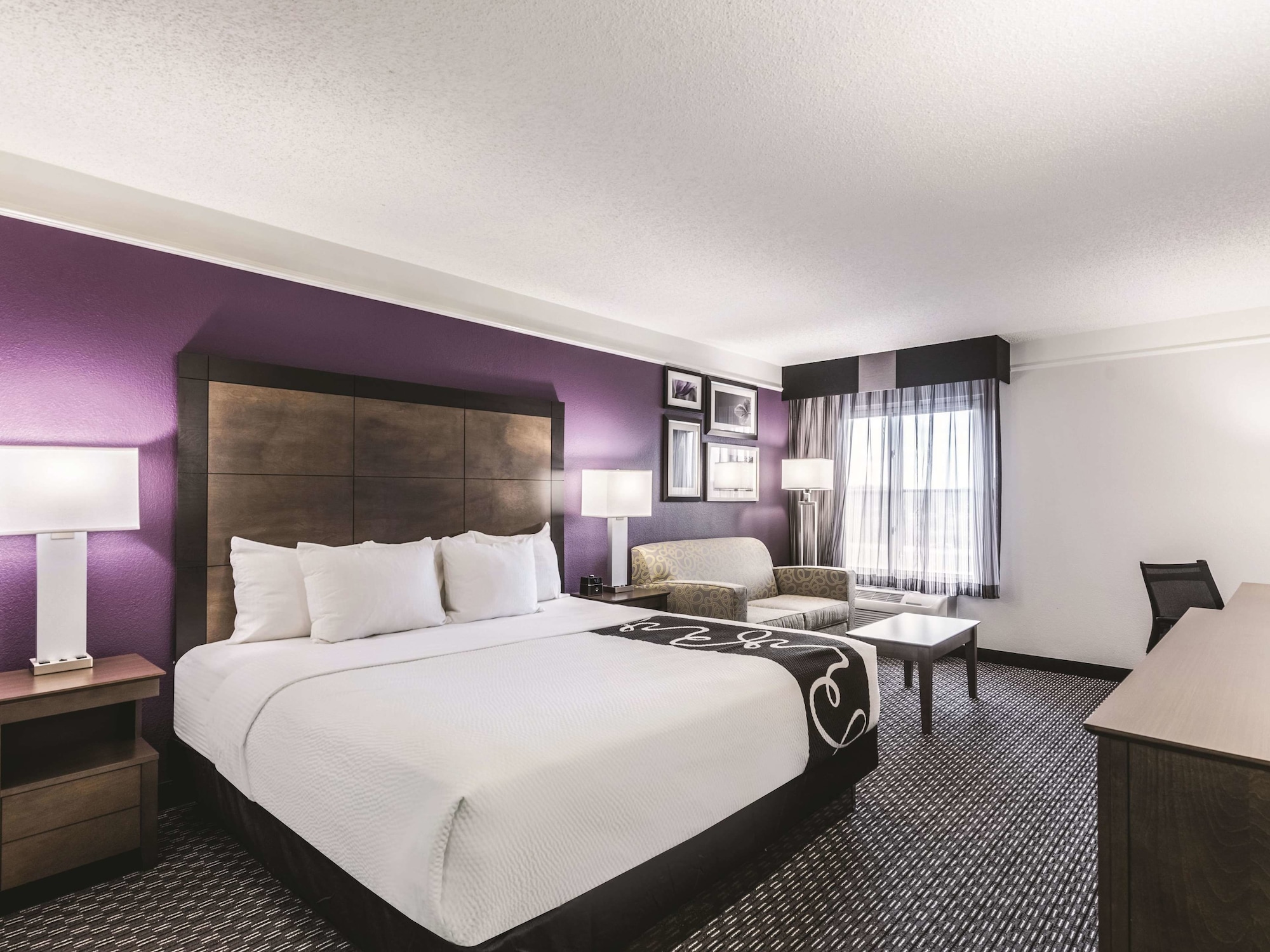 EXECUTIVE, KING BED