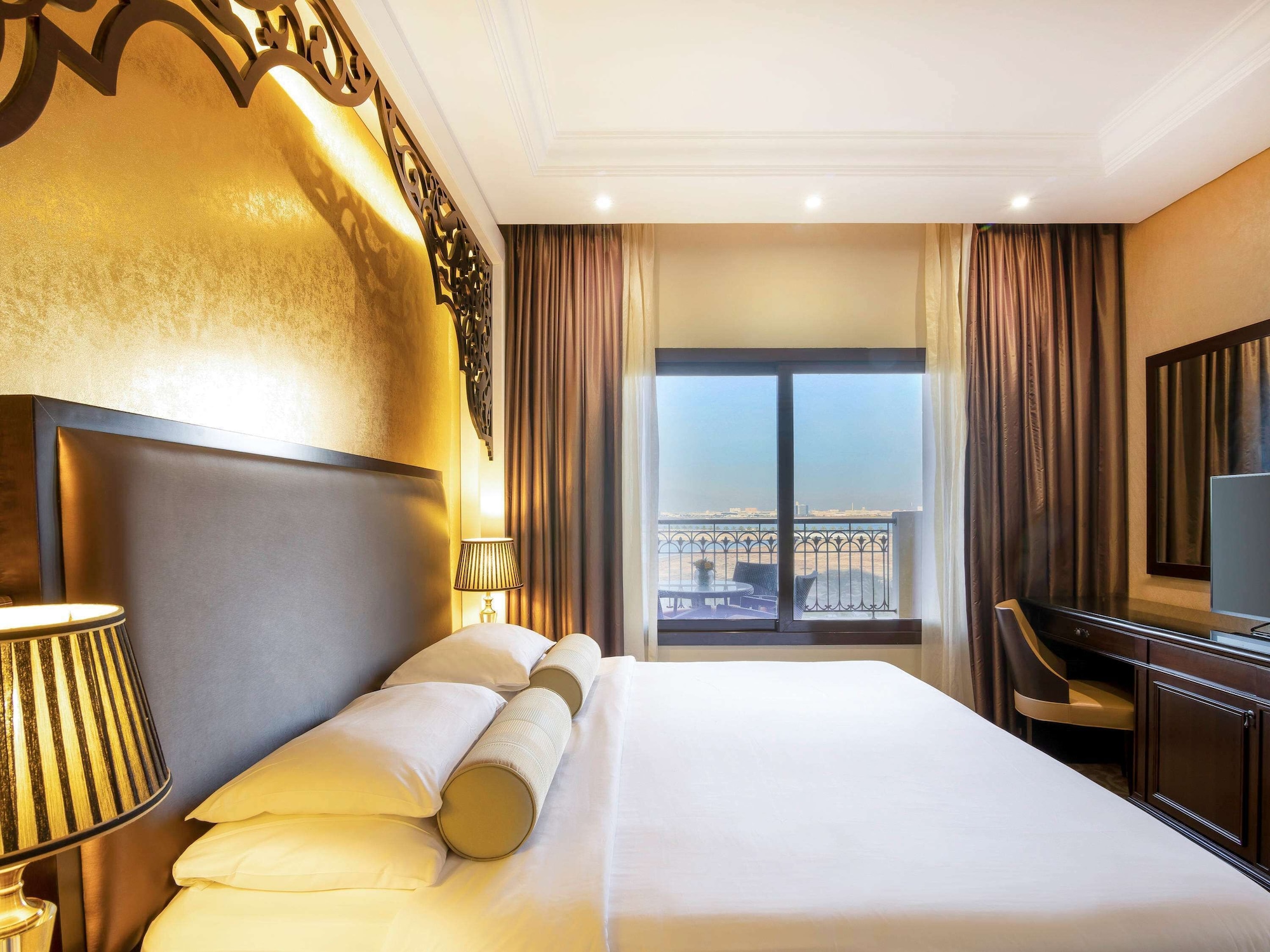 1 BEDROOM, SUITE, KING BED