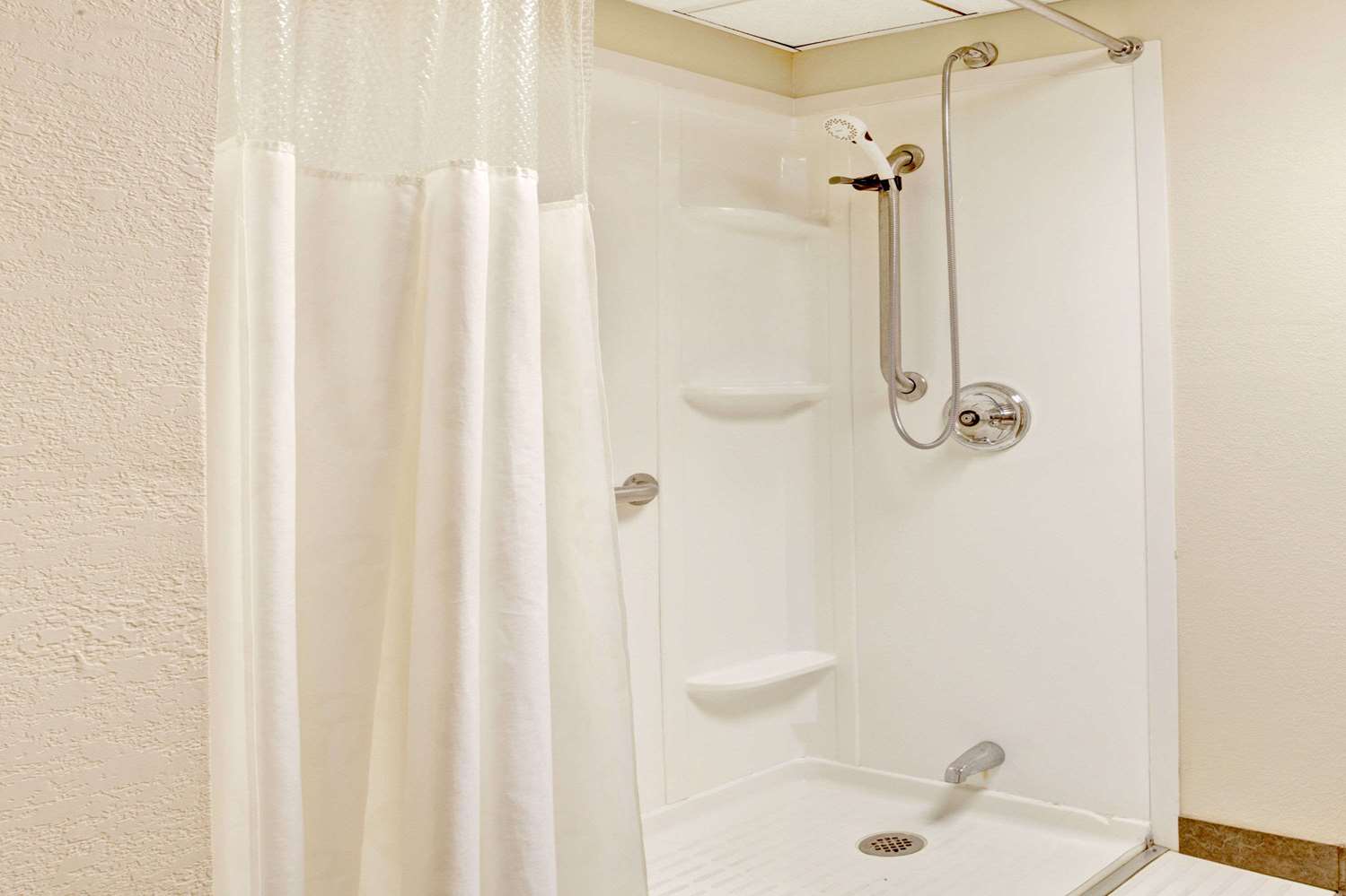Ramada By Wyndham West Memphis 25/25