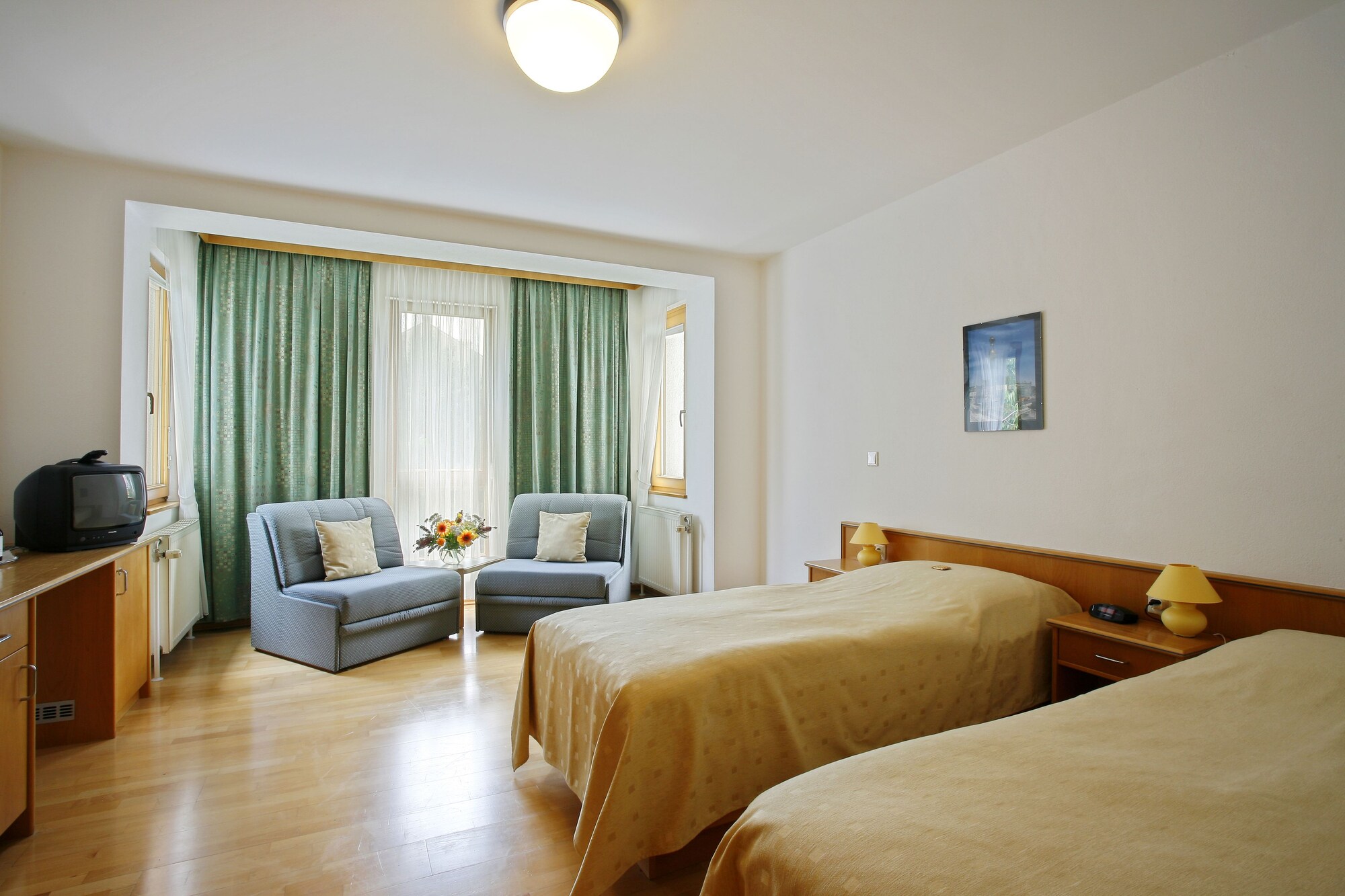 ROOM, DOUBLE OR TWIN BED