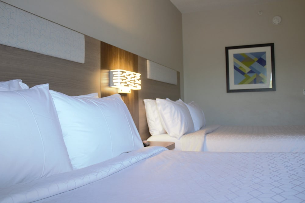 Holiday Inn Express & Suites Hope Mills Fayetteville Airport 19/37
