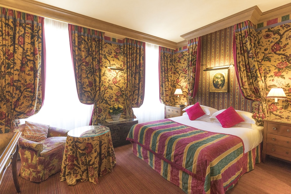 Hotel Chambiges Elysees 8/43