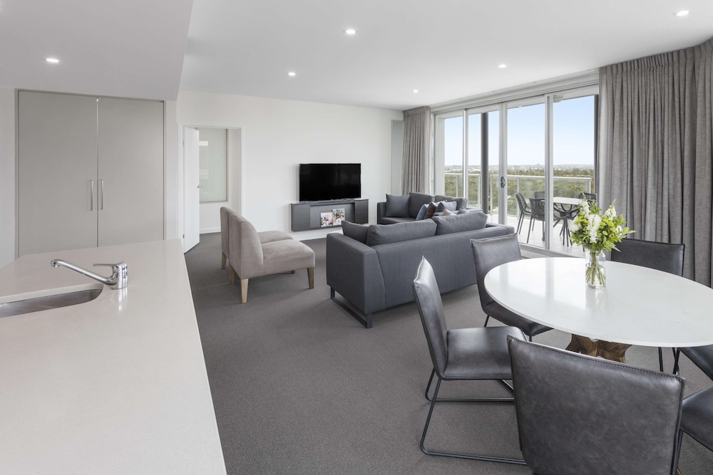 Oaks Embassy Adelaide Suites 42/64