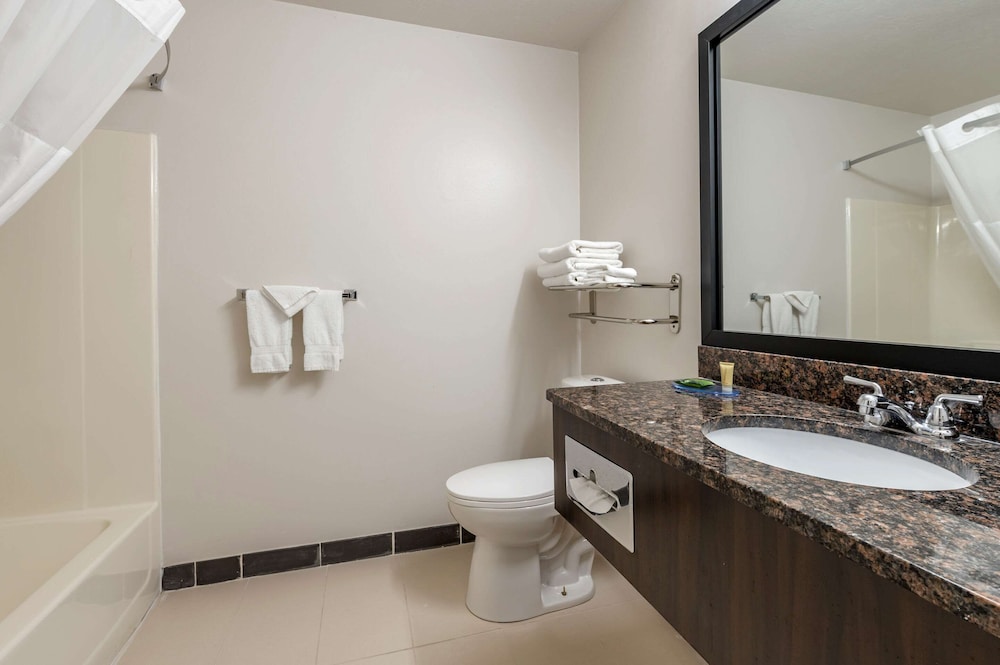 Clarion Pointe Indianapolis Airport 61/64