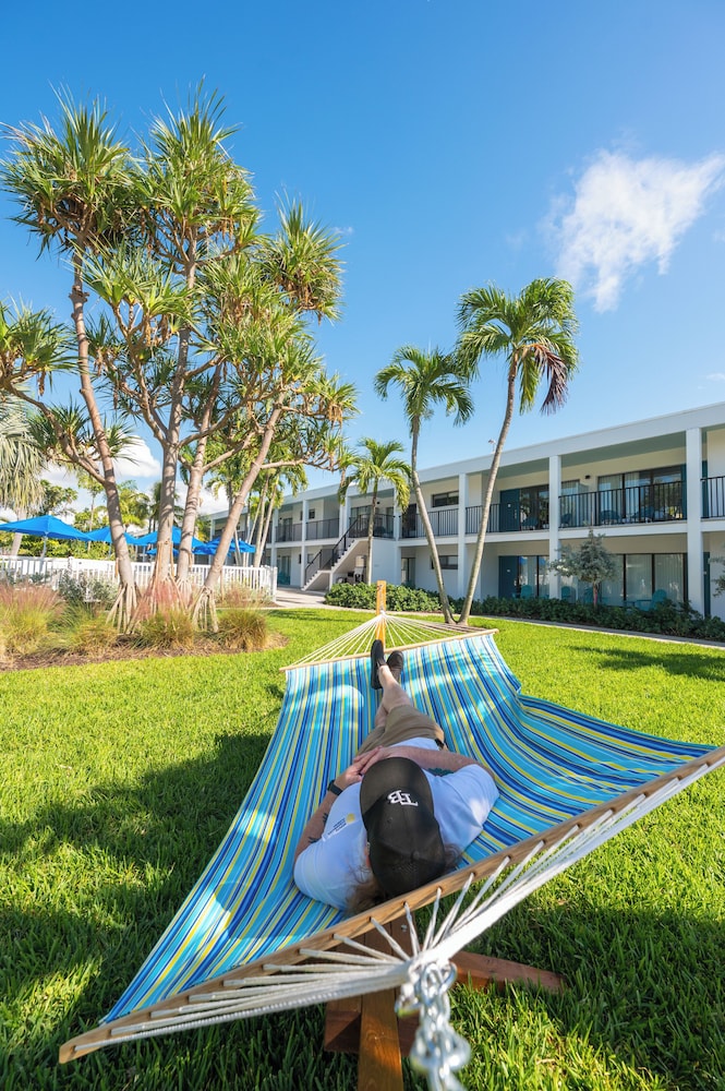 The Beachcomber St. Pete Beach, Outset Collection by Hilton 20/40