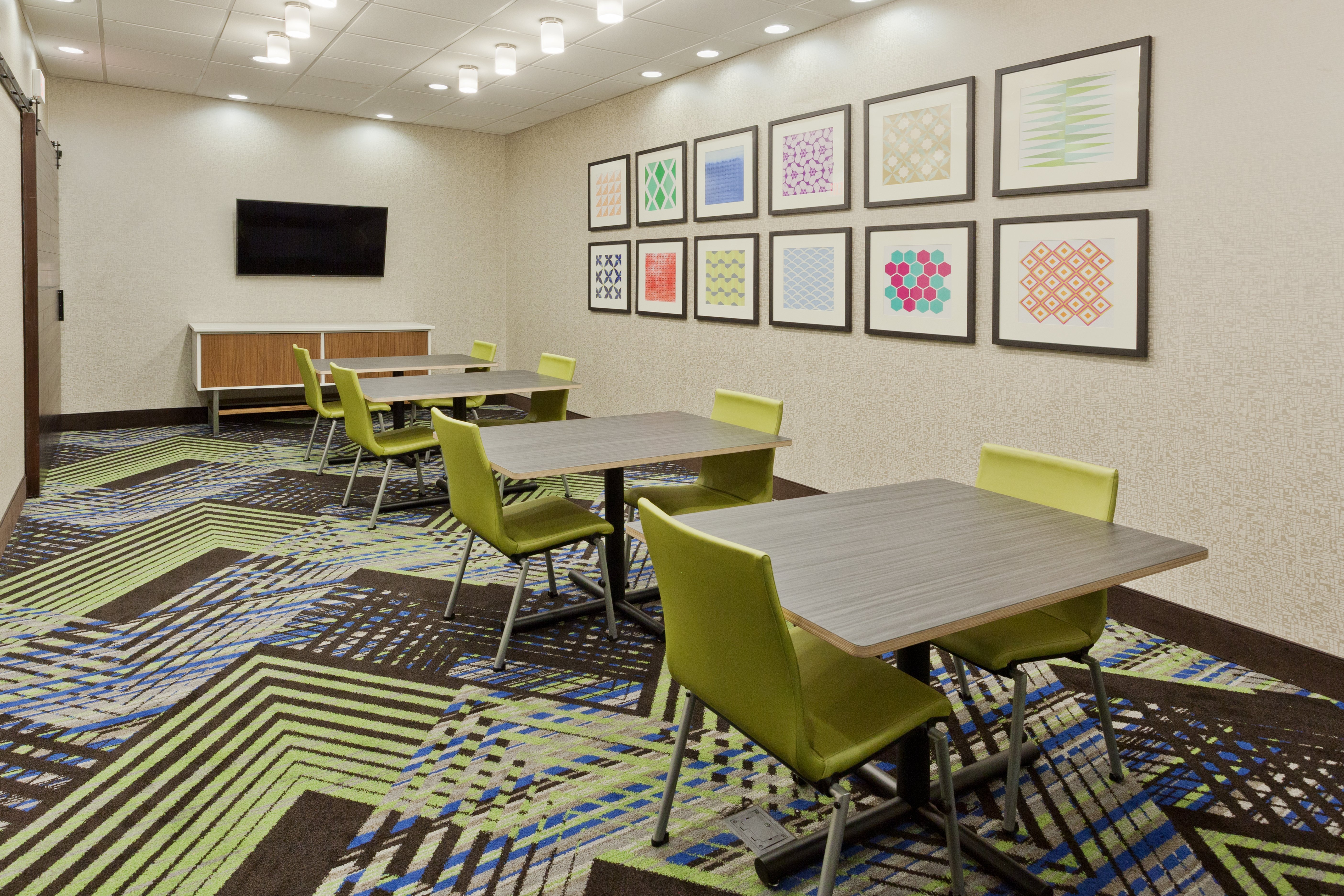 Holiday Inn Express & Suites Fayetteville 54/62