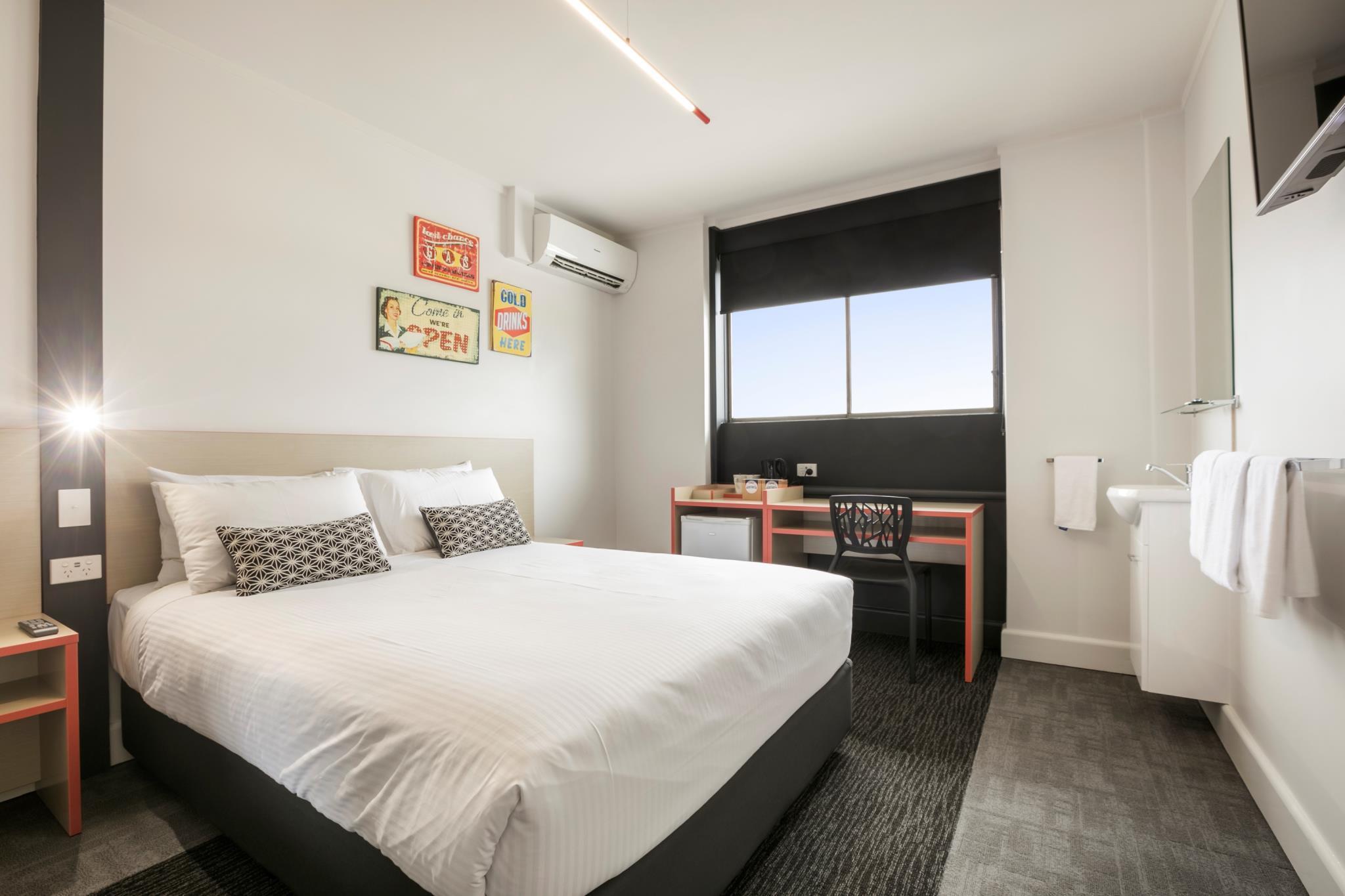 Studio, Queen Bed, Shared Bathroom