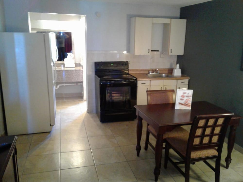 Express Inn & Suites - 5 Miles from St Petersburg Clearwater Airport 32/43