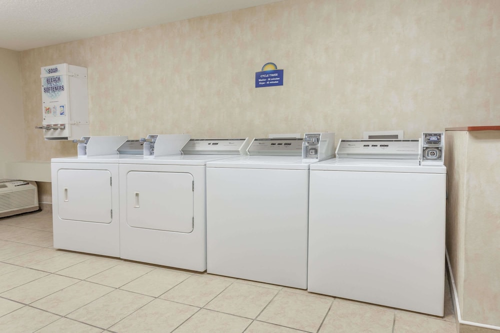 Days Inn & Suites by Wyndham Warren 21/38