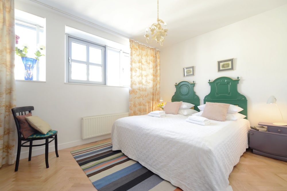 CRYSTAL SUITES OLD TOWN 19/68