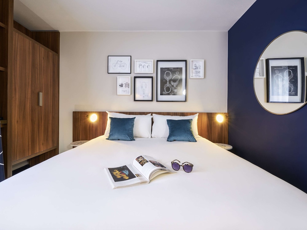 STANDARD, QUEEN BED