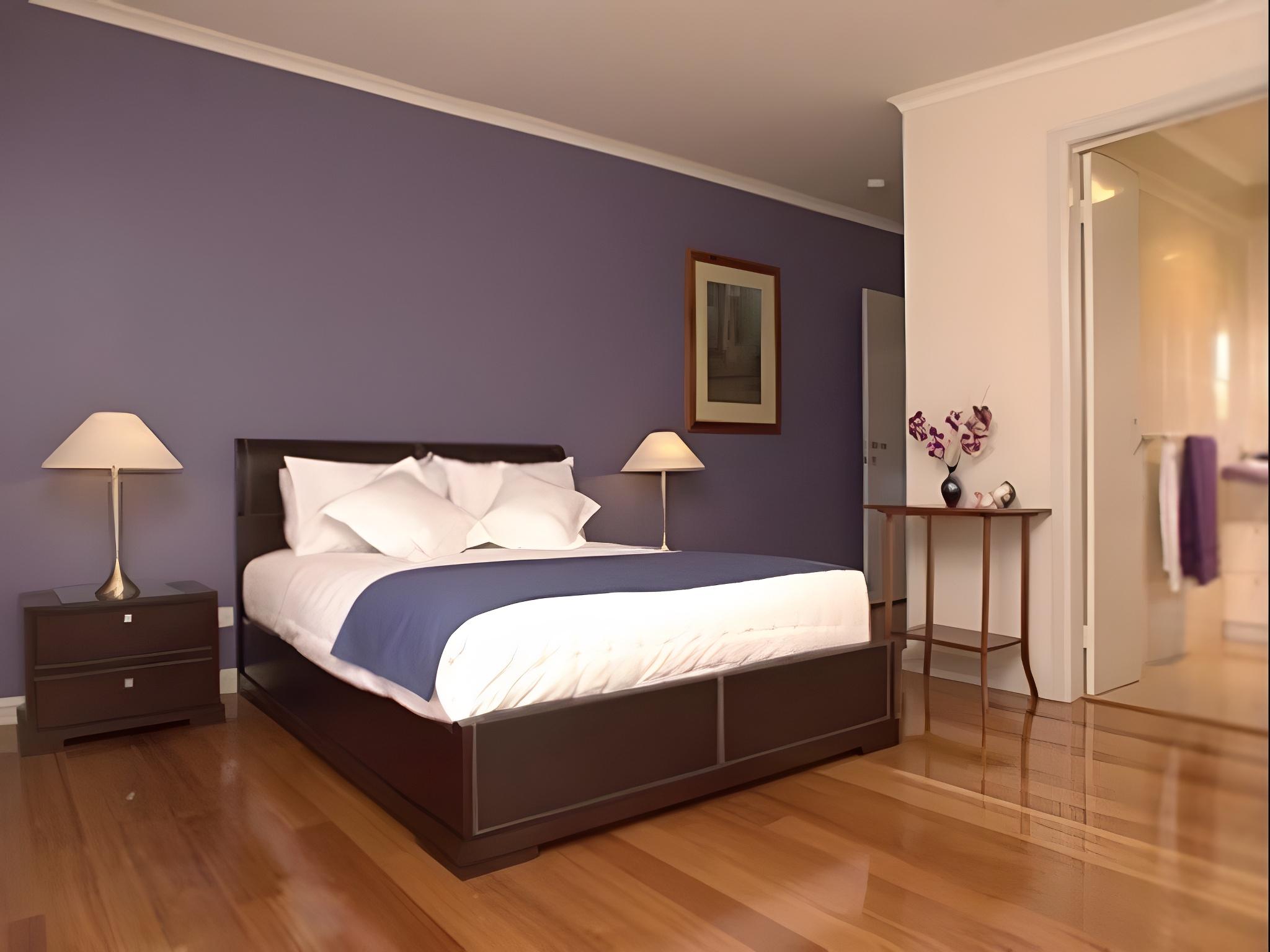 Qt, Queen Bed