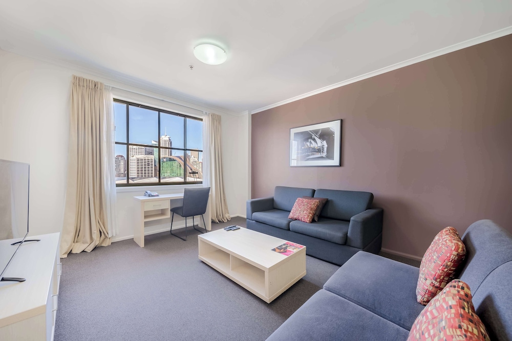 1 Bedroom, Queen Bed, City Skyline View، Oaks Sydney Goldsbrough Suites 9/10