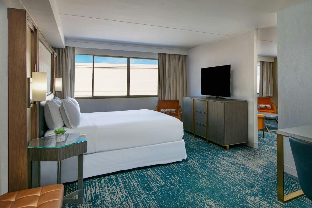 Suite, King Bed, Den